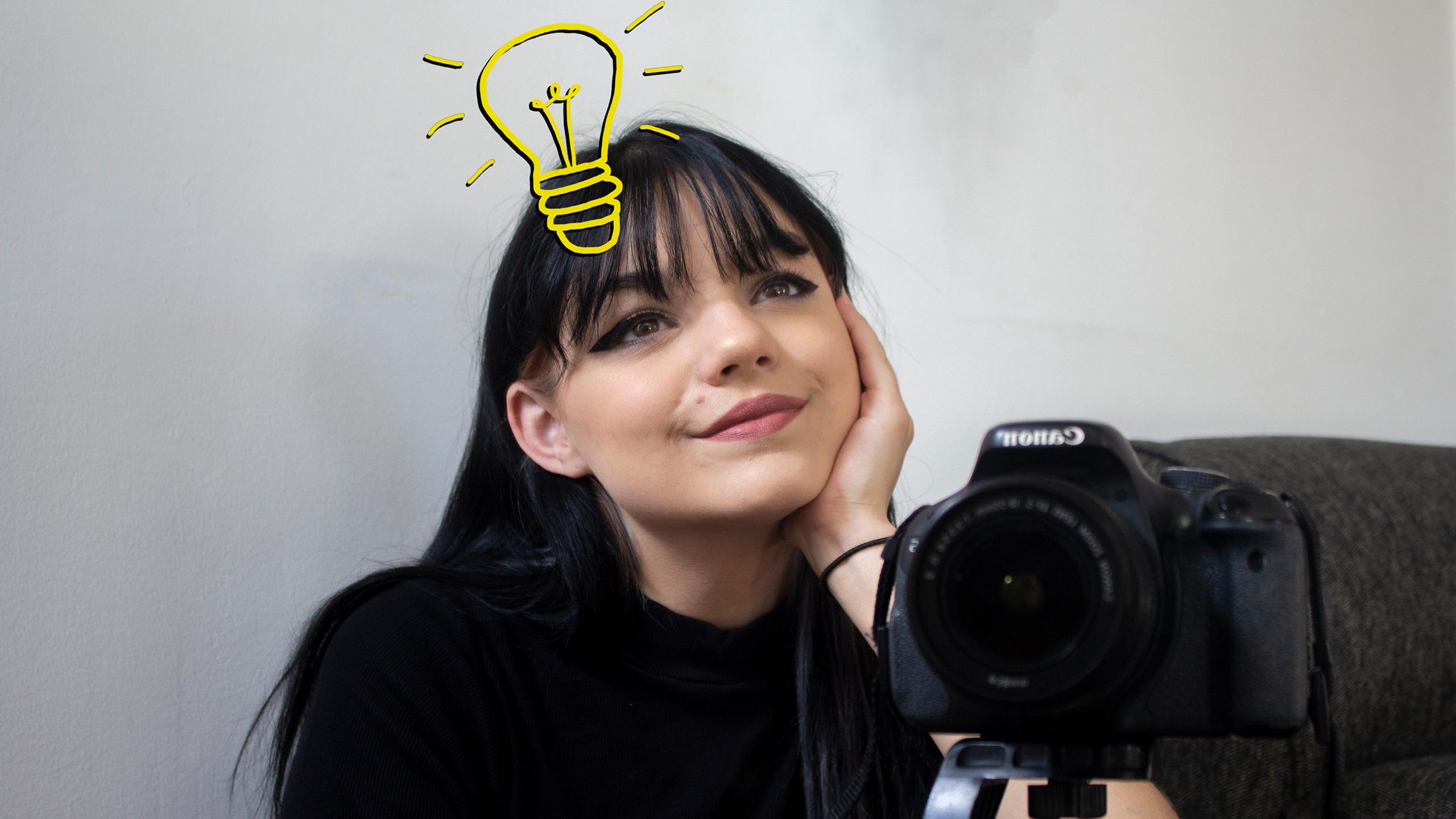 Mirror selfie of a photography student with a lightbulb illustration above her head.