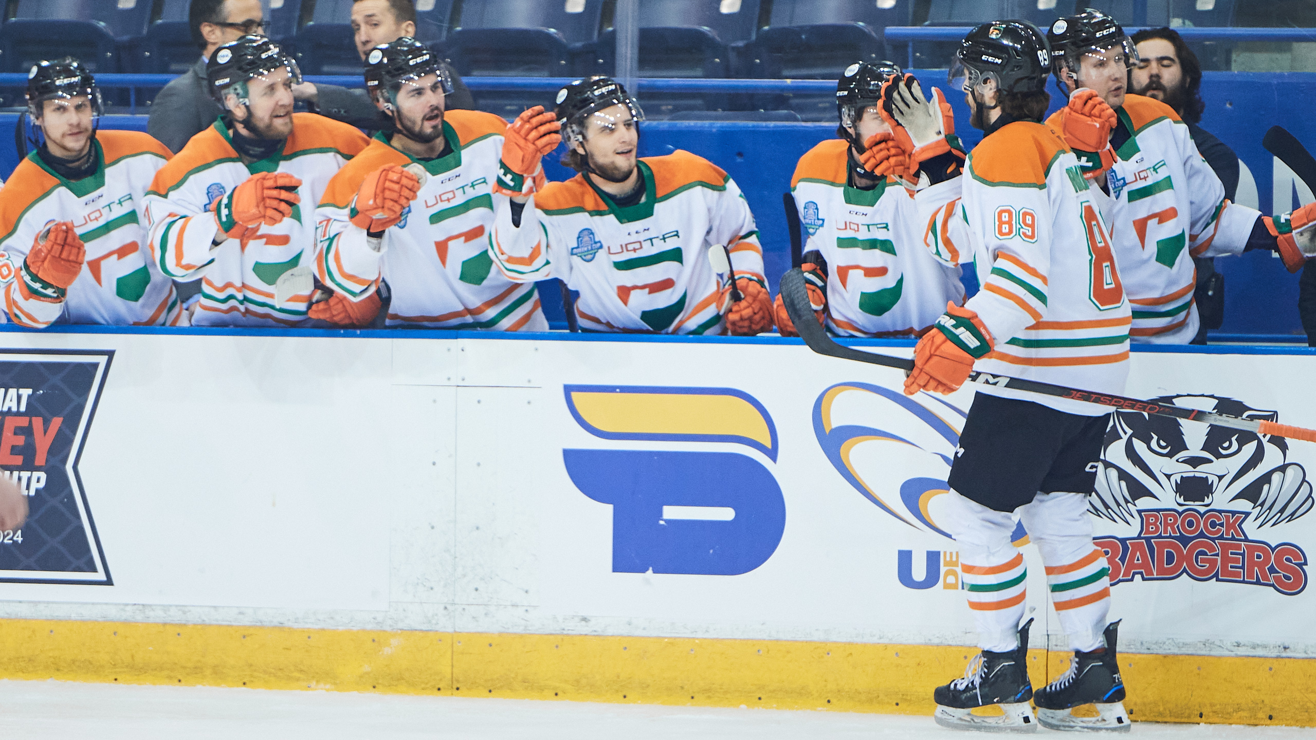 A player from UQTR high fives his bench