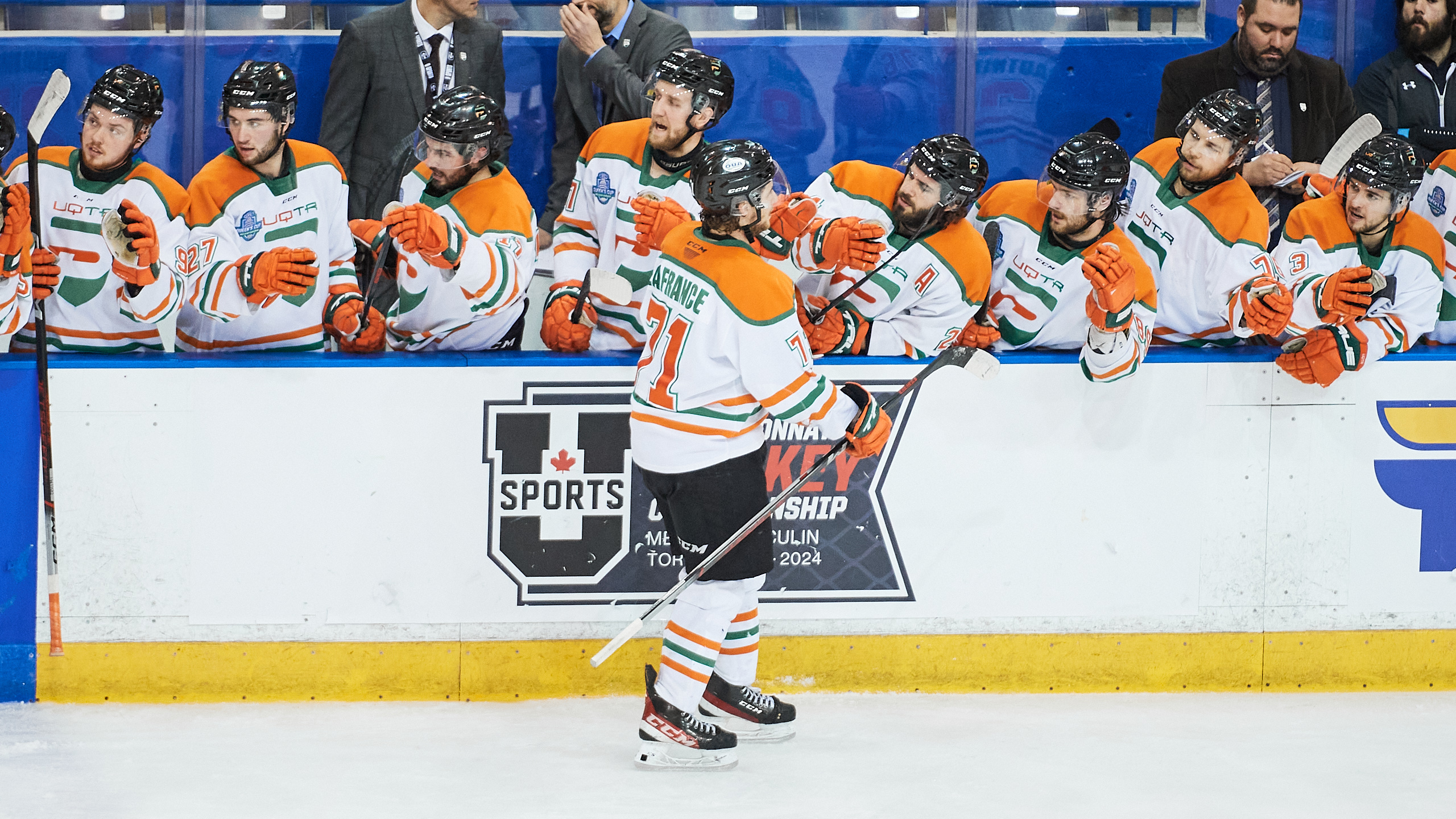 A UQTR player high fives his bench