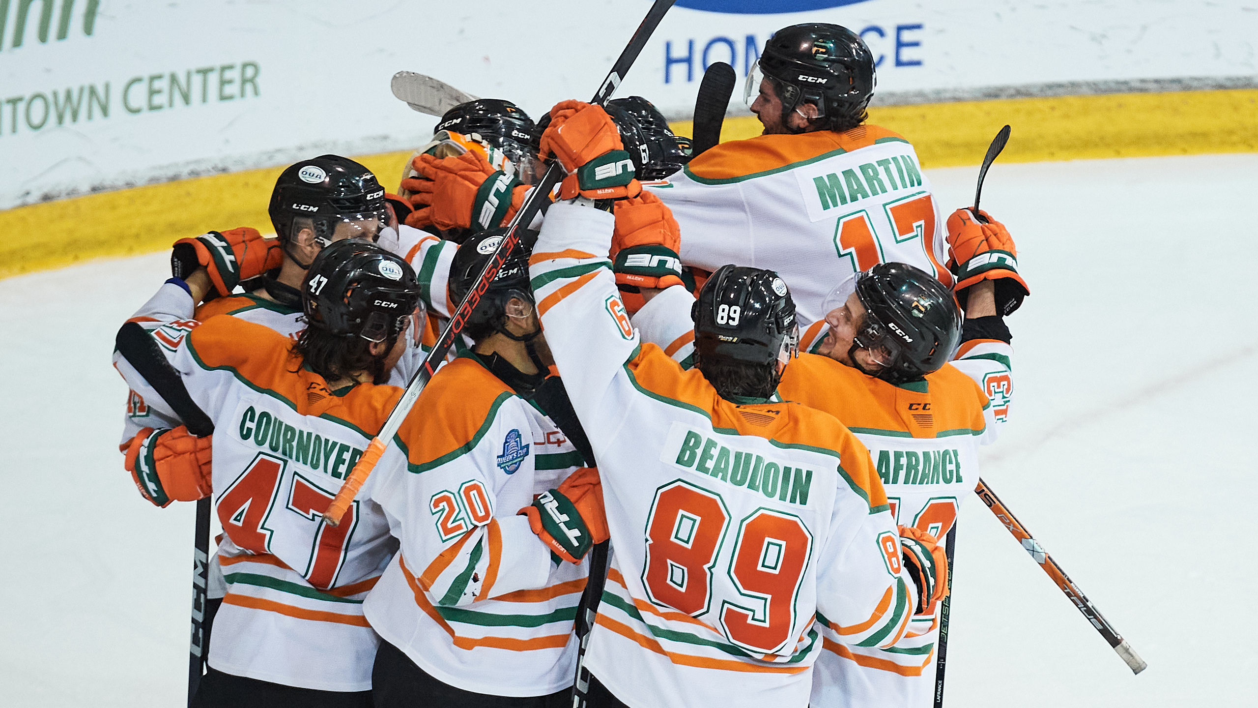 UQTR celebrate in a huddle on the ice