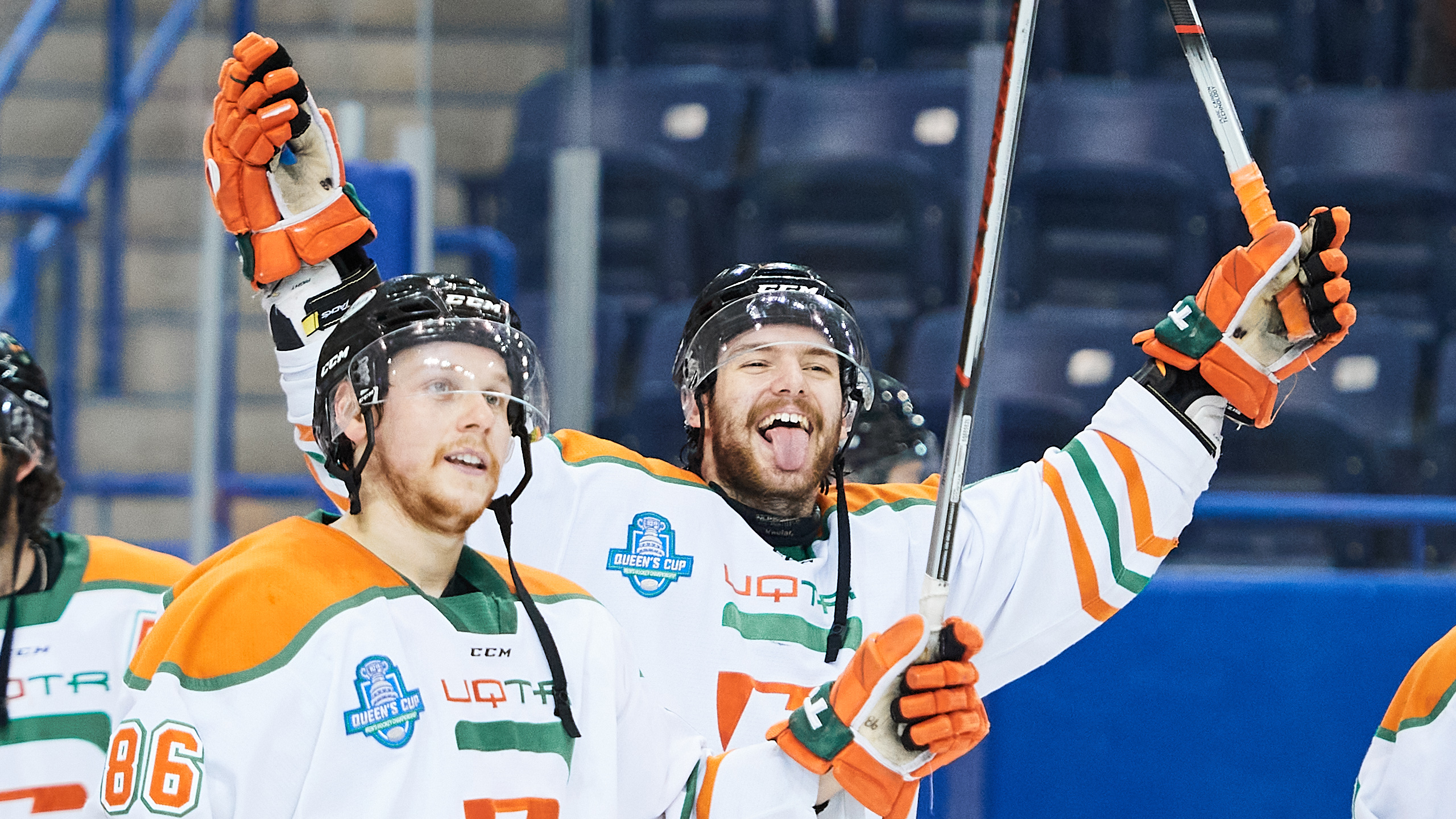 UQTR hockey players smile and celebrate