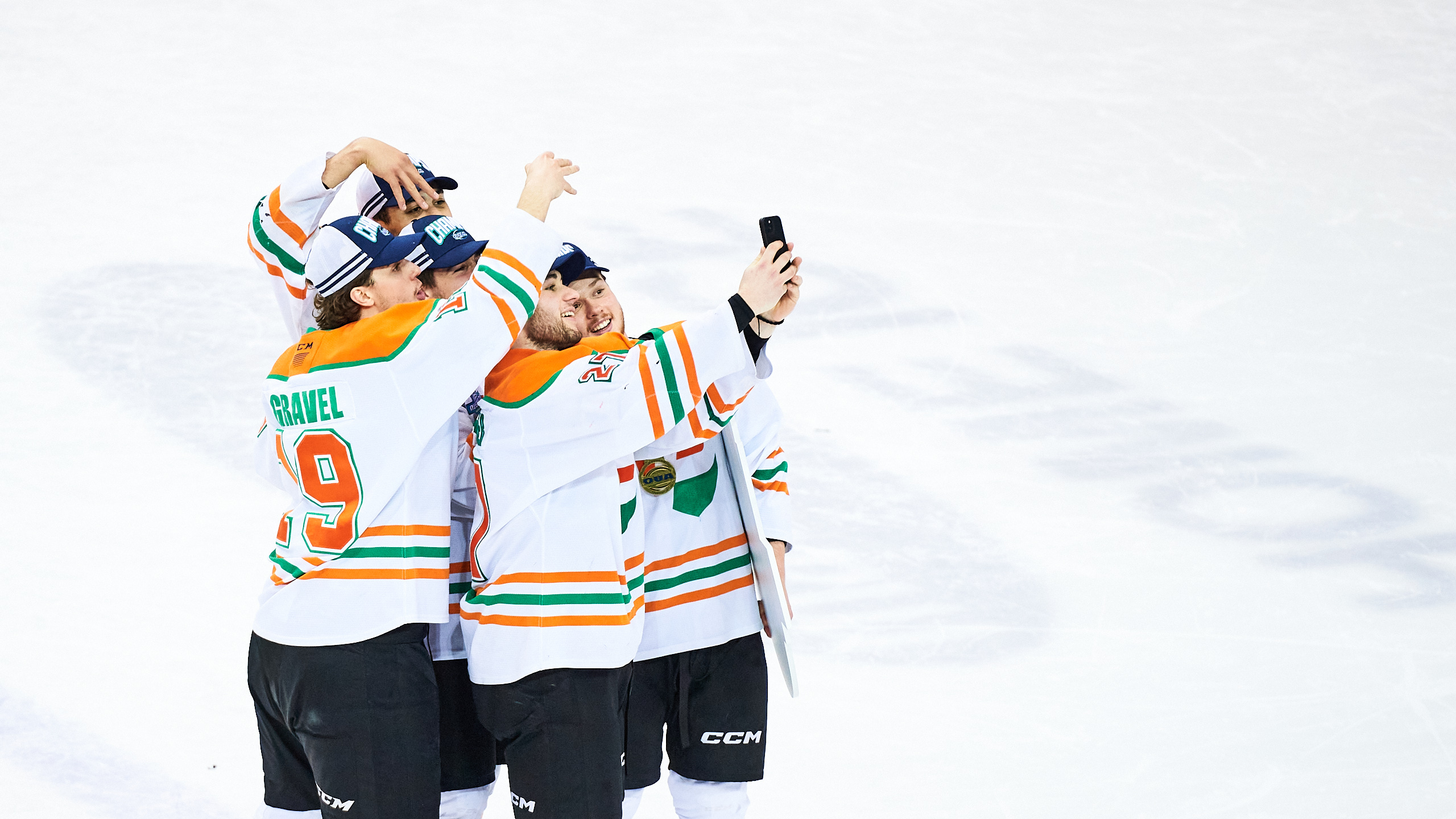 UQTR players pose for a selfie in celebration of a win