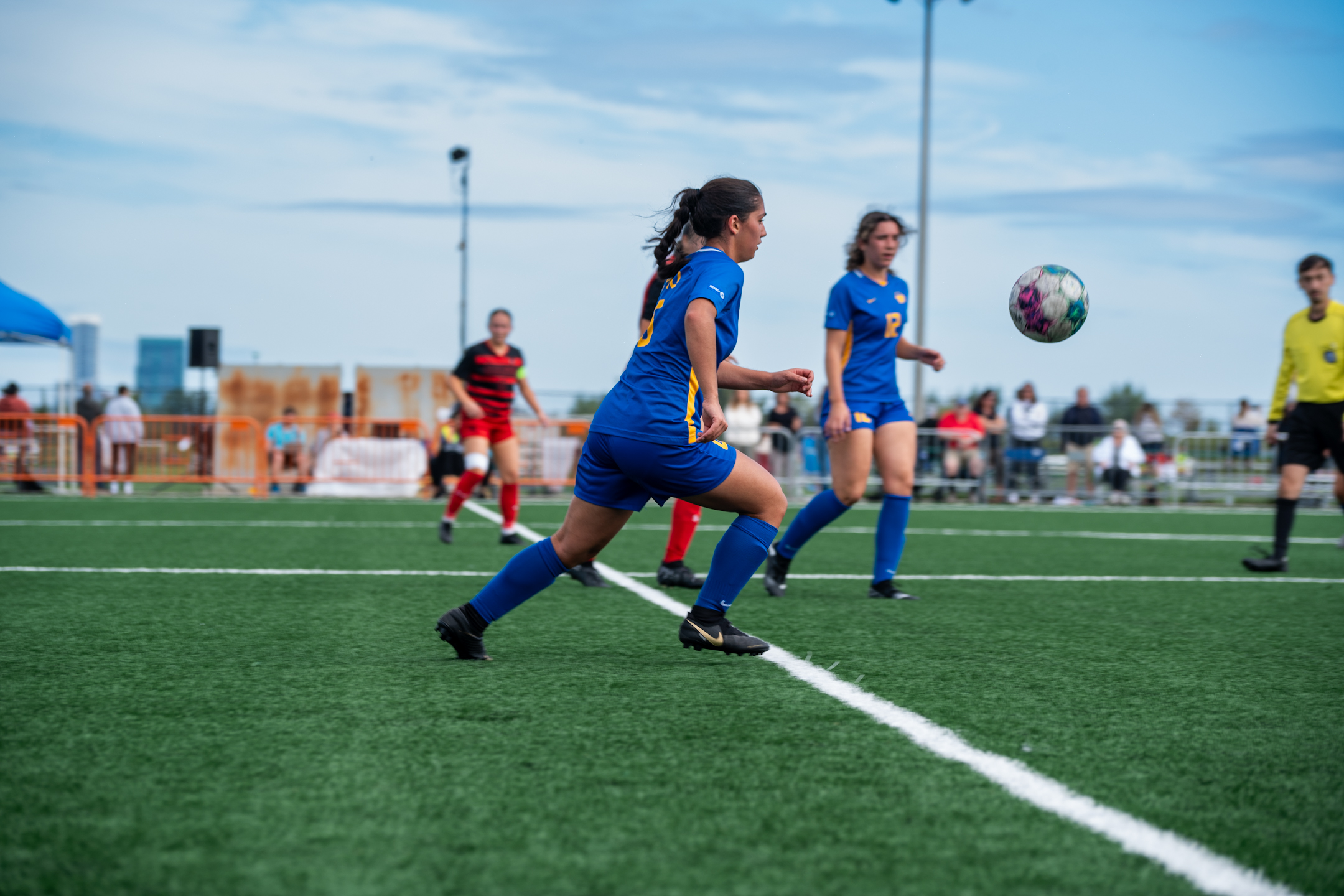 a TMU Bold player carrying the ball 