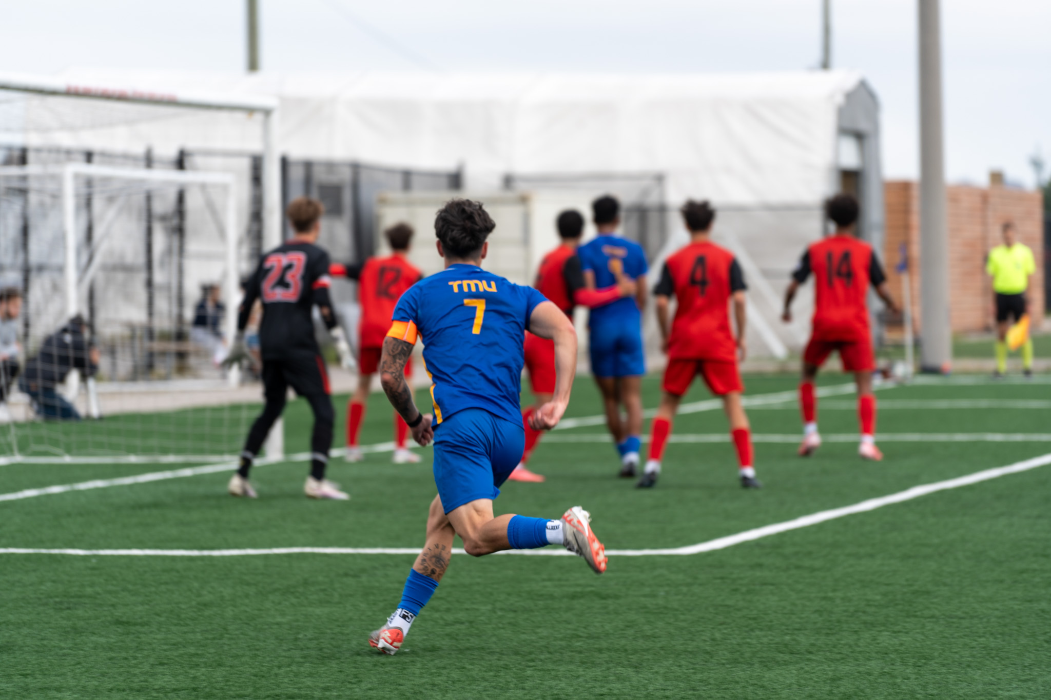 Luca Di Marco looking for the ball in a corner kick