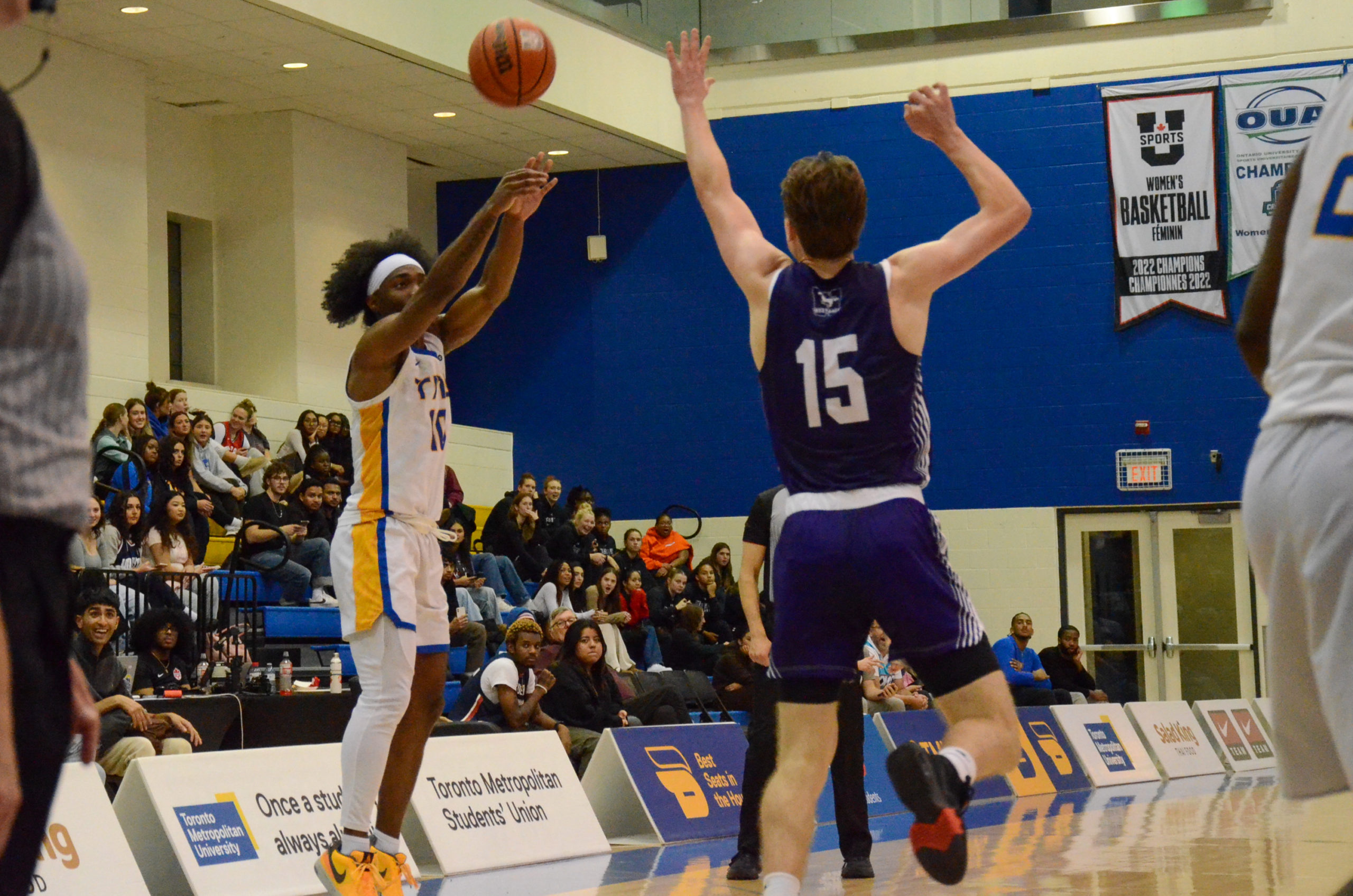 Javier Gilgeous-Glasgow shoots a three-pointer over a jumping defender