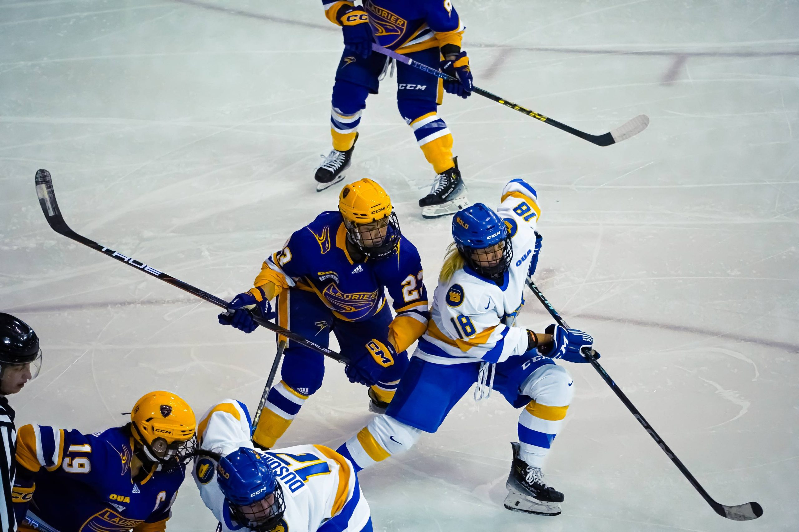 2 players battling for the puck