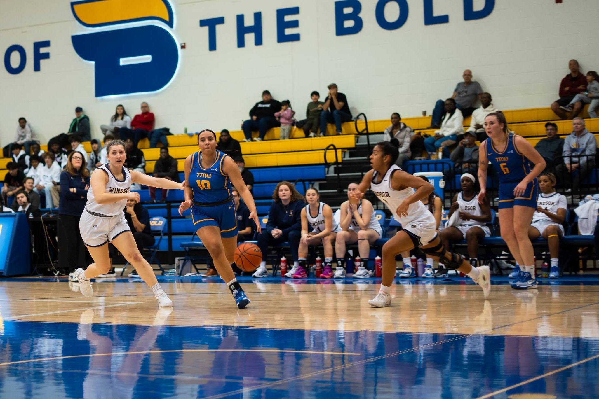 Jayme Foreman dribbling the ball in the game against the Windsor Lancers 