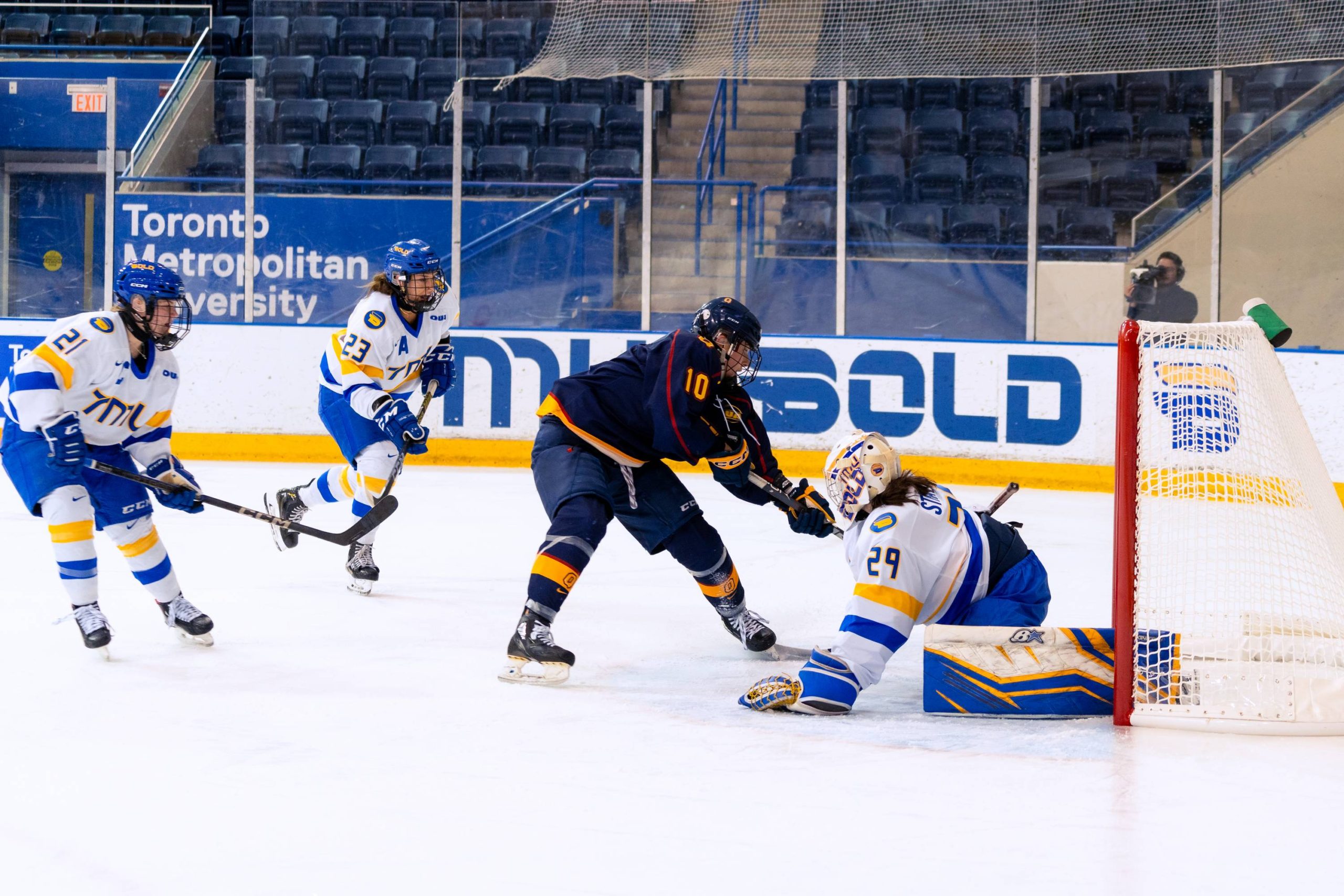 Alexia Stratos catching the puck