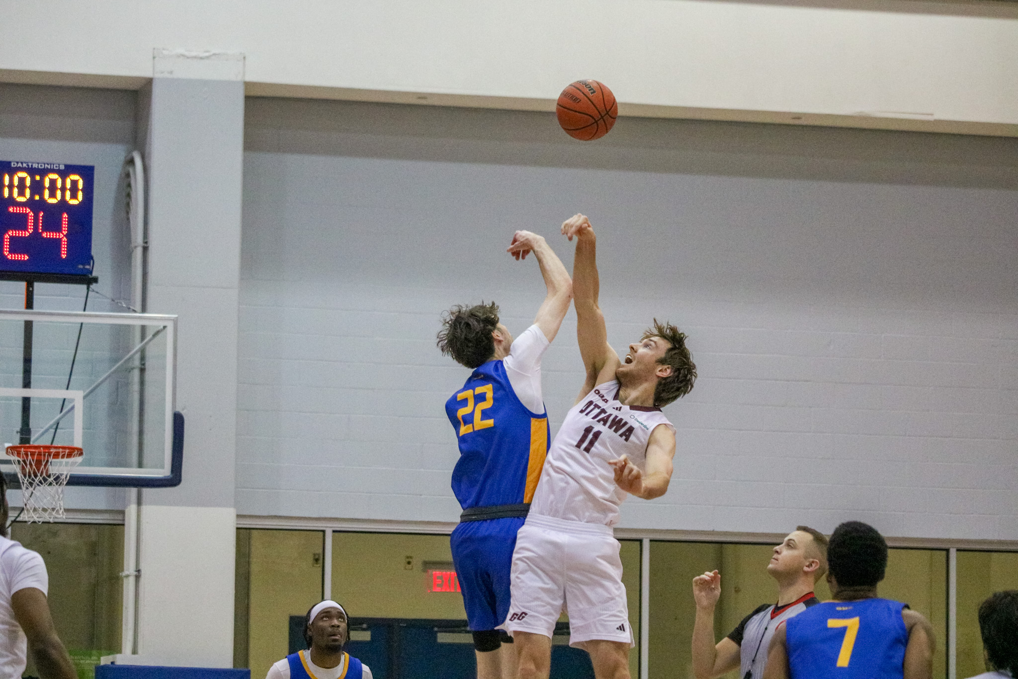 Aiden Wilson disputing the tip-off 