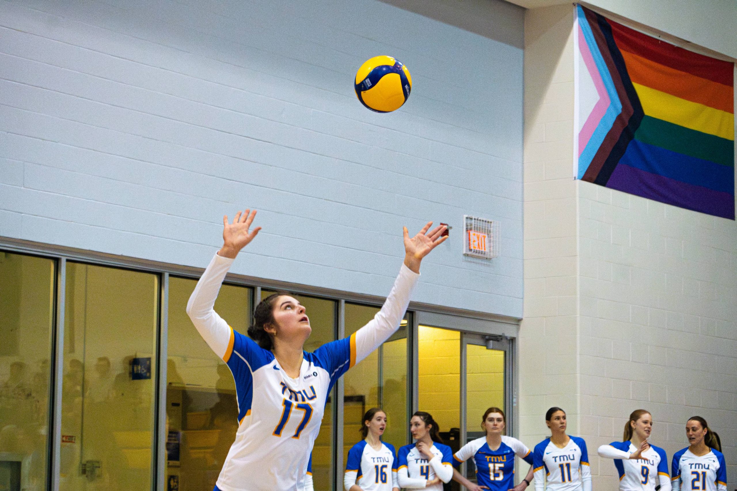 Jia Leonardi serving