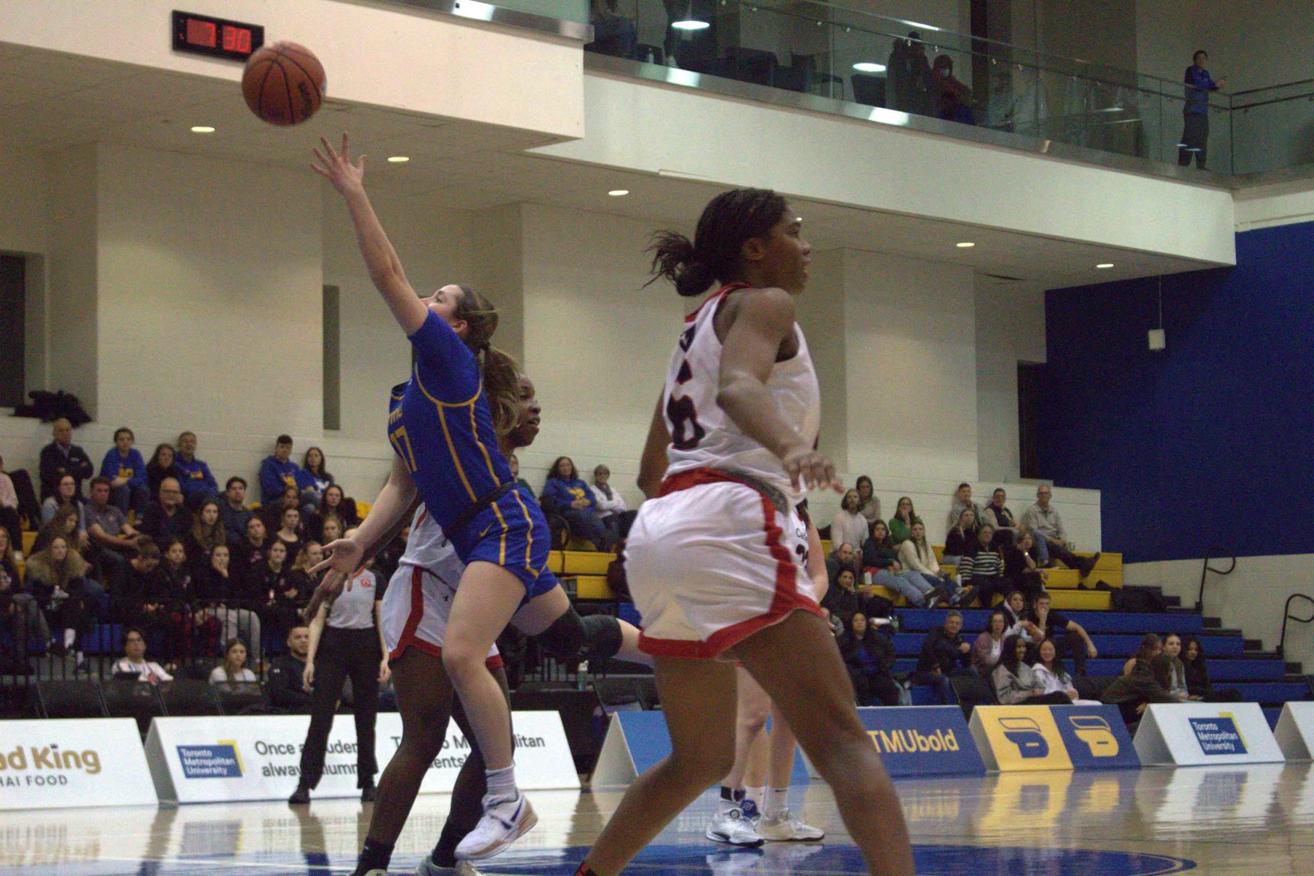 Catrina Garvey attempting to score for the Bold