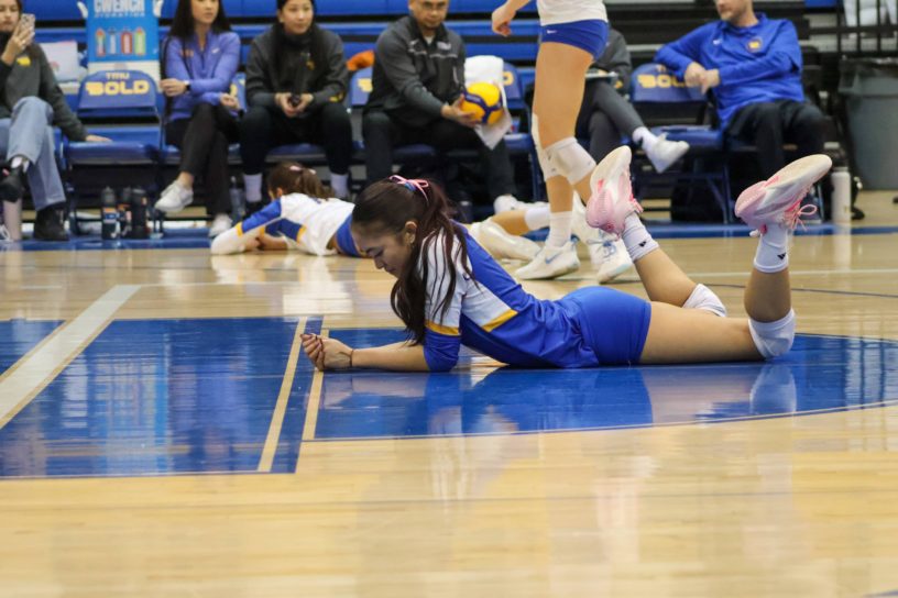 Mary Rioflorido looking at the floor after the defeat