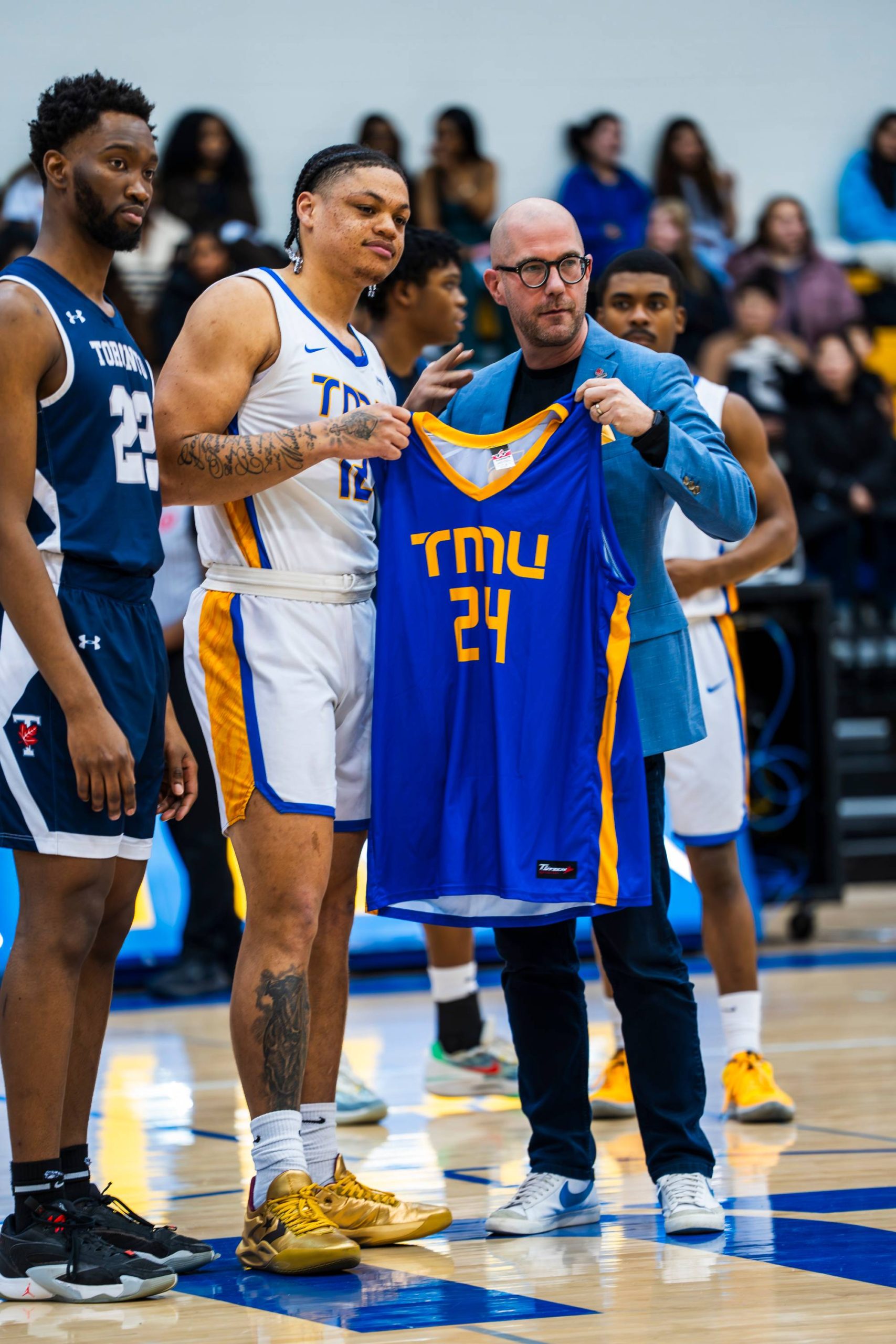 Andrew Nembhard's dad posing with Aaron Rhooms