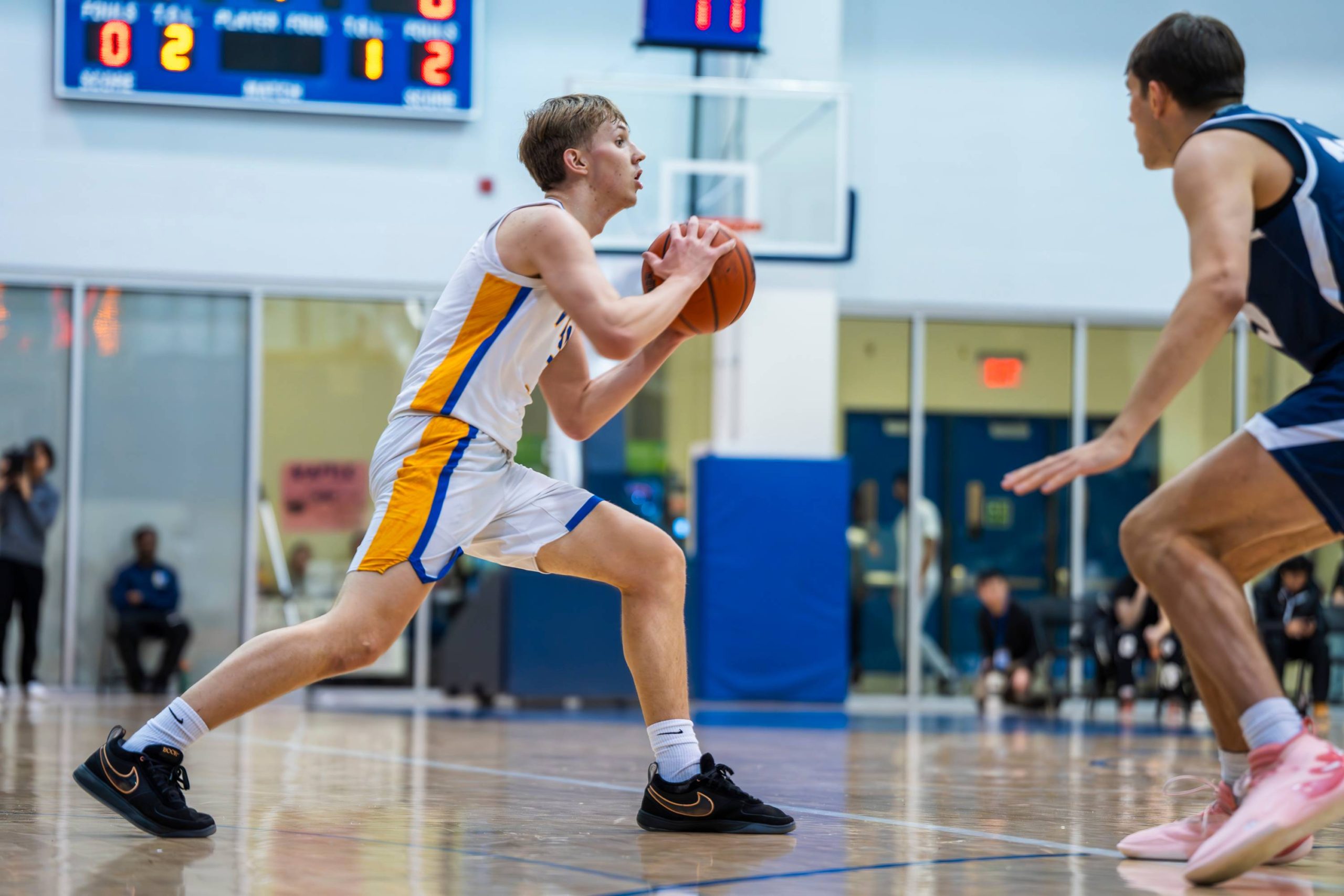 Kevin Toth passing the ball