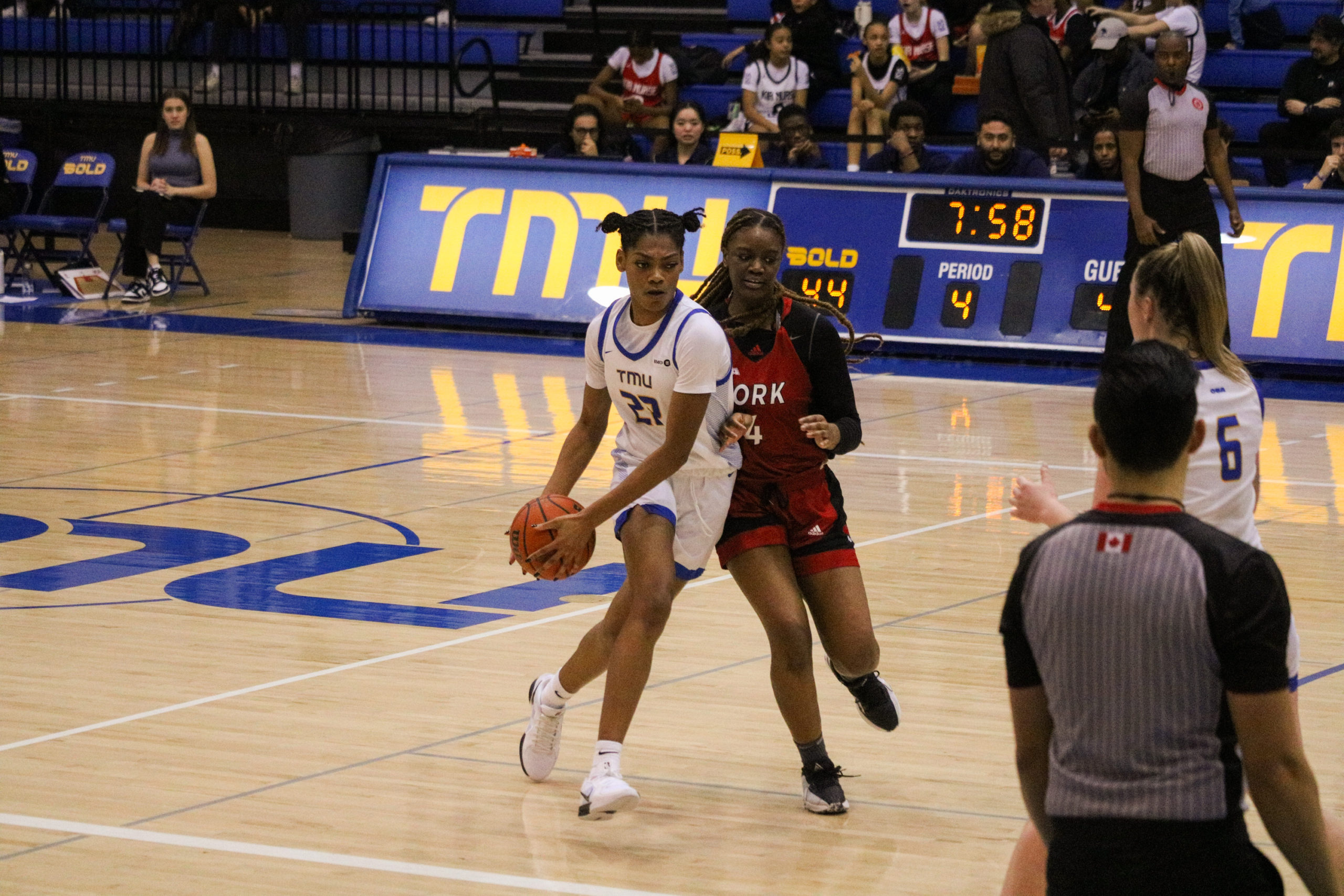 Lauren Meek dribbling the ball