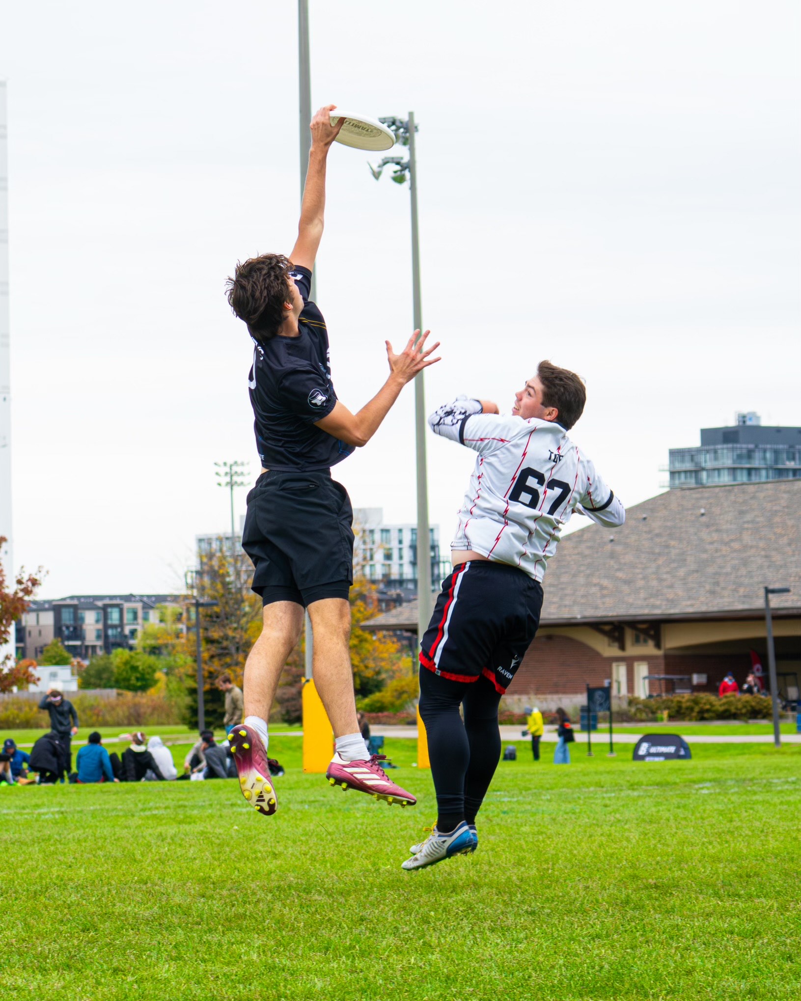 A frisbee player receives the frisbee