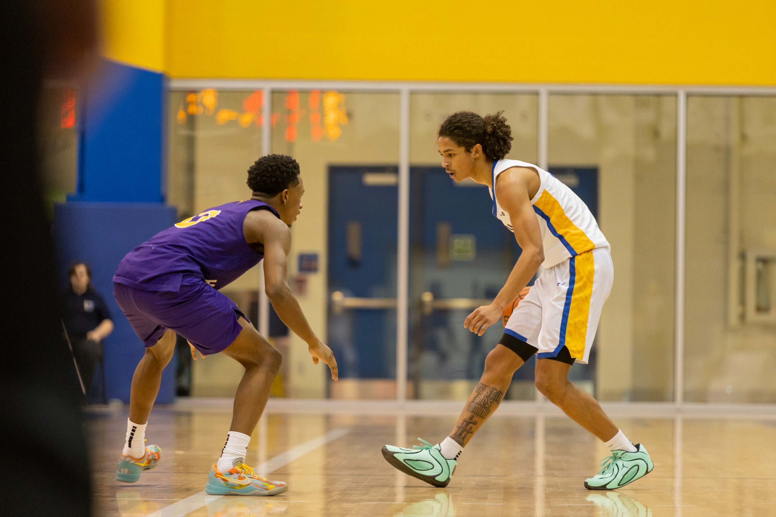 TMU PLAYER ATTACKING LAURIER PLAYER OFF THE DRIBBLE