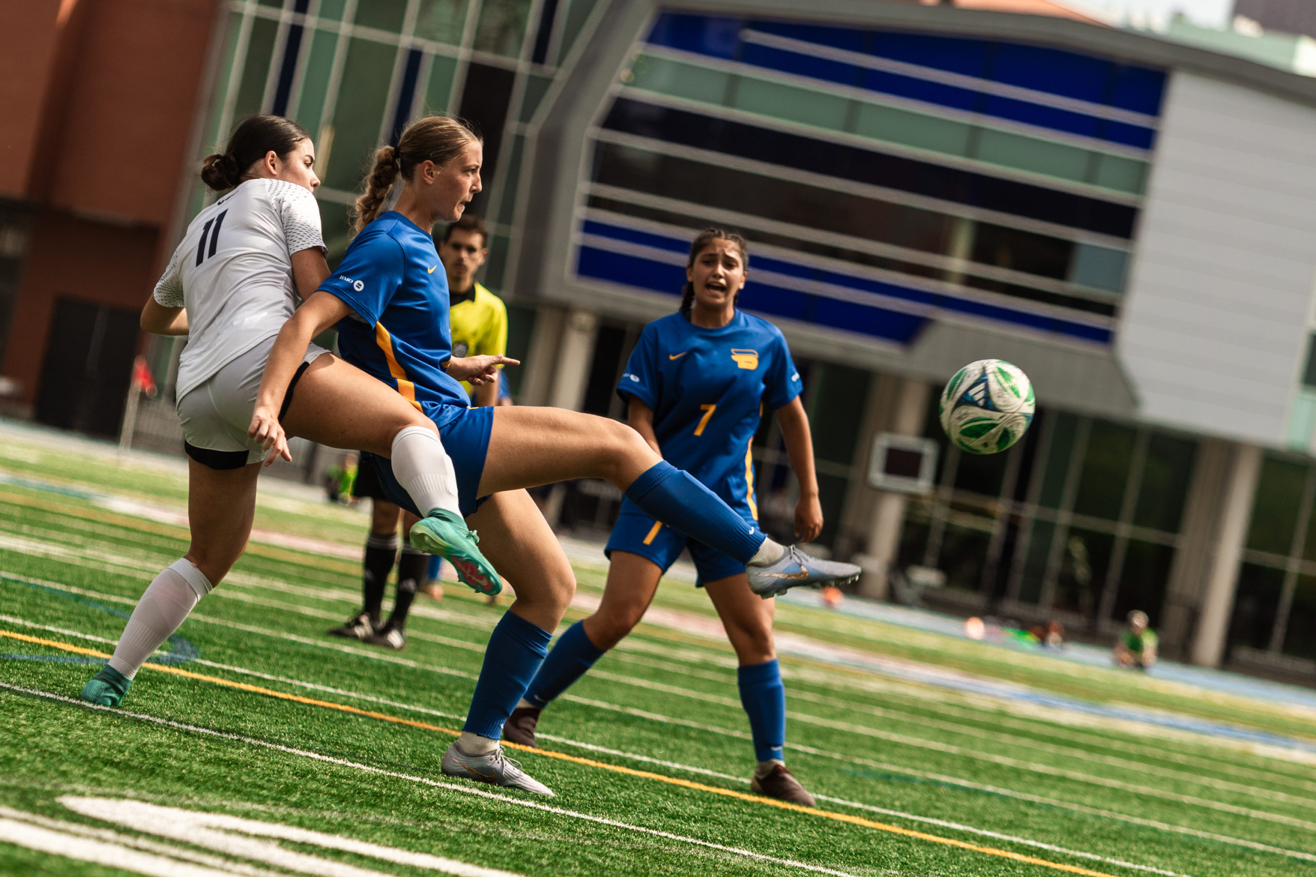 U of T intercepts Bold player.
