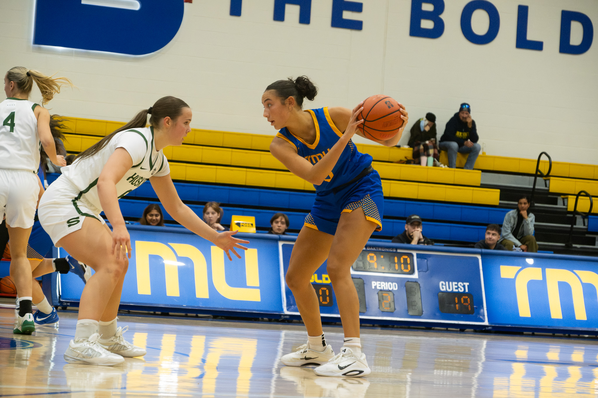 Saskatchewan basketball player guards a TMU player